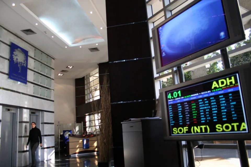 الأسهم اليابانية تسجل أكبر تراجع في أربعة أشهر وسط مخاوف اقتصادية وسياسية