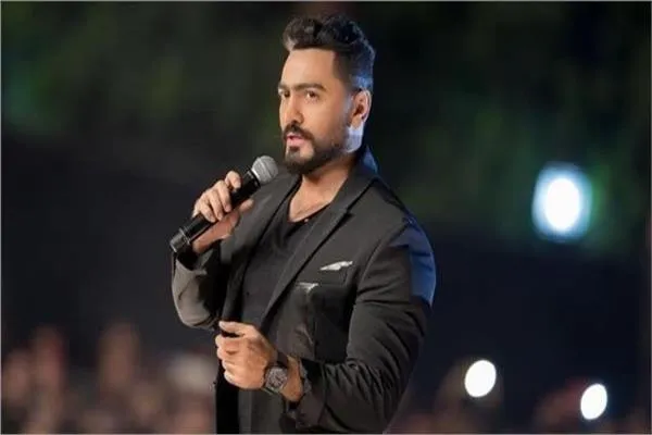 معجبة تقتحم مسرح تامر حسني في الساحل الشمالي وتضعه في موقف محرج