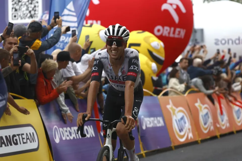 دراجو فريق الإمارات يتألقون في طوافي بولندا وبورغوس