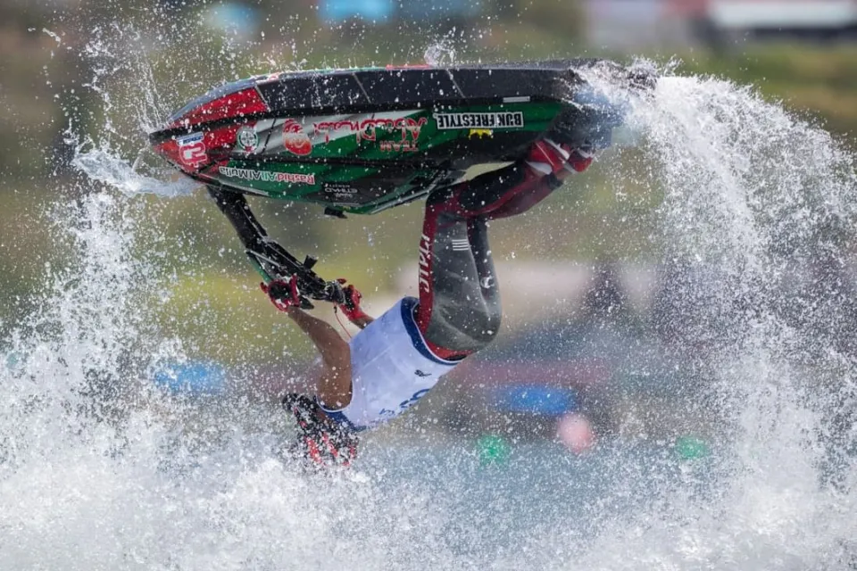 الإمارات تحصد برونزية مونديال "الدراجات المائية" بإندونيسيا