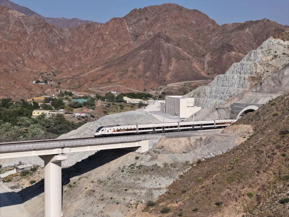 محمد بن راشد: قطار الاتحاد شريان اقتصادي للإمارات