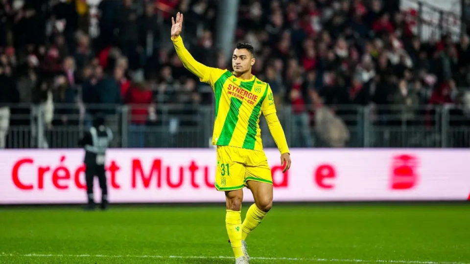 مصطفى محمد يقود