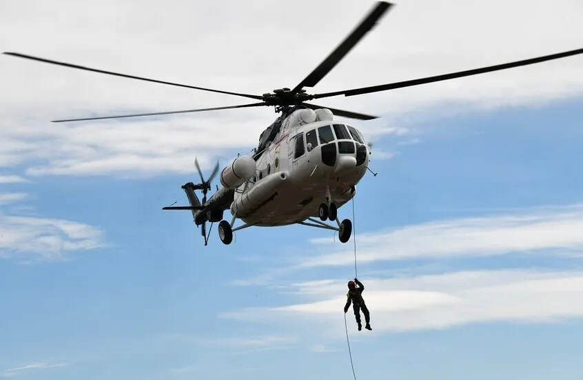 هبوط اضطراري لمروحية إنقاذ روسية أثناء محاولة إنقاذ متسلقة على قمة بوبيدا