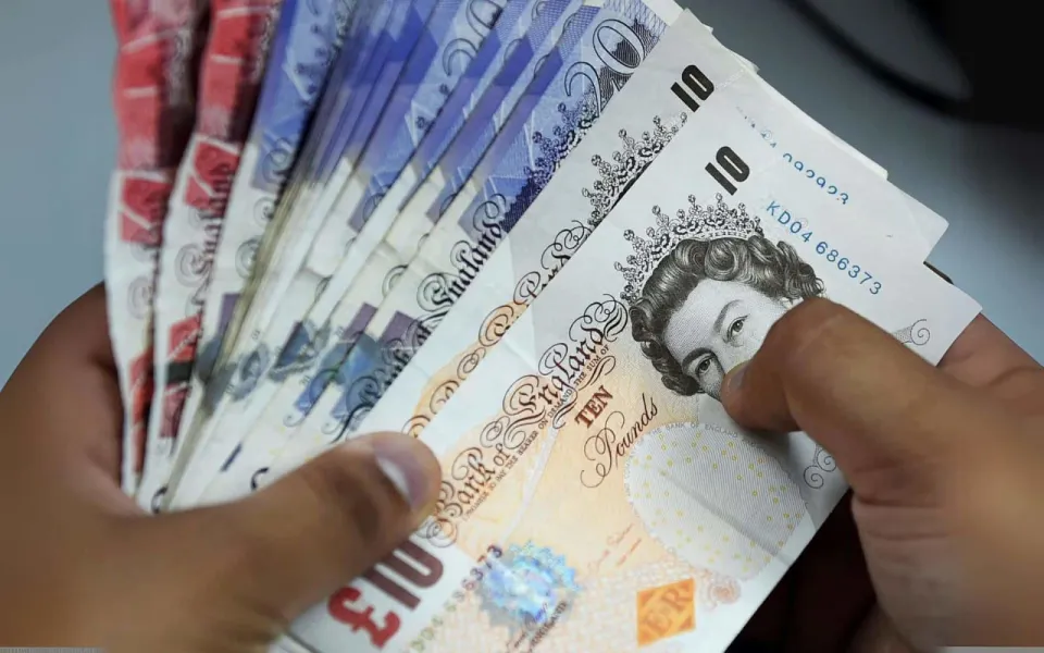 الجنيه الإسترليني يواصل مكاسبه أمام الدولار واليورو في جلسة تداول إيجابية