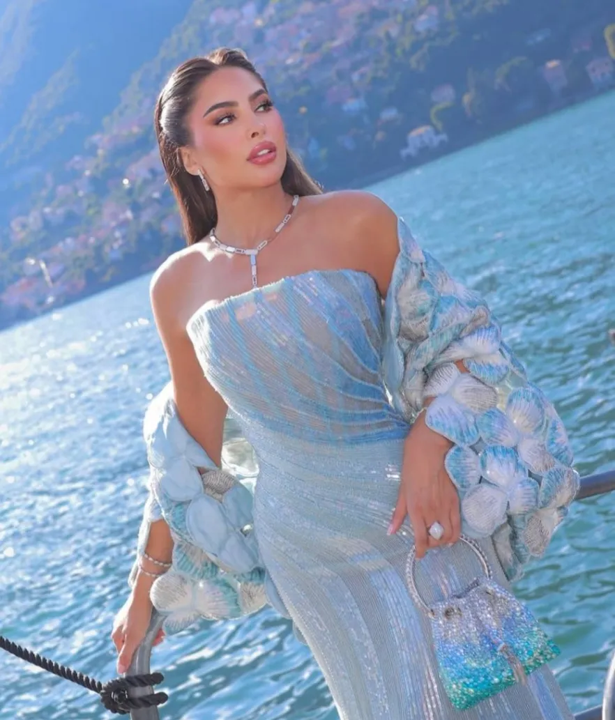 فوز الفهد تتألق في إطلالة عصرية بفستان أنيق ومجوهرات مميزة خلال حفل زفاف