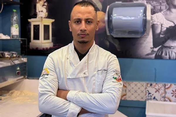 أيوب عياش أول مغربي يتوج بلقب أفضل صانع بيتزا عالميًا ويخطط لمطعم مبتكر في المغرب أيوب عياش أول مغربي يتوج بلقب أفضل صانع بيتزا عالميًا ويخطط لمطعم مبتكر في المغرب