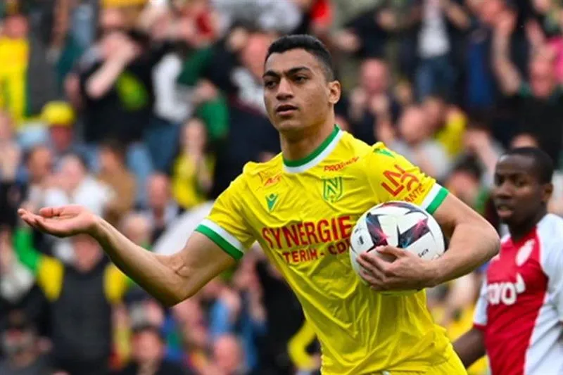 مصطفى محمد يقود