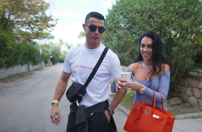 هدية "غير متوقعة" لرونالدو بمناسبة إعلان زواجه من جورجينا هدية "غير متوقعة" لرونالدو بمناسبة إعلان زواجه من جورجينا