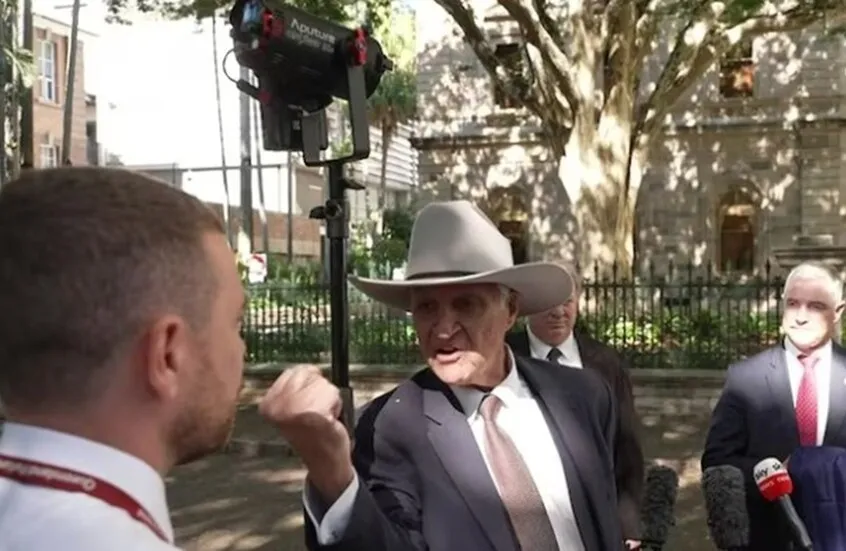 النائب الأسترالي بوب كاتر يهدد صحفيا بسبب سؤاله عن أصوله اللبنانية