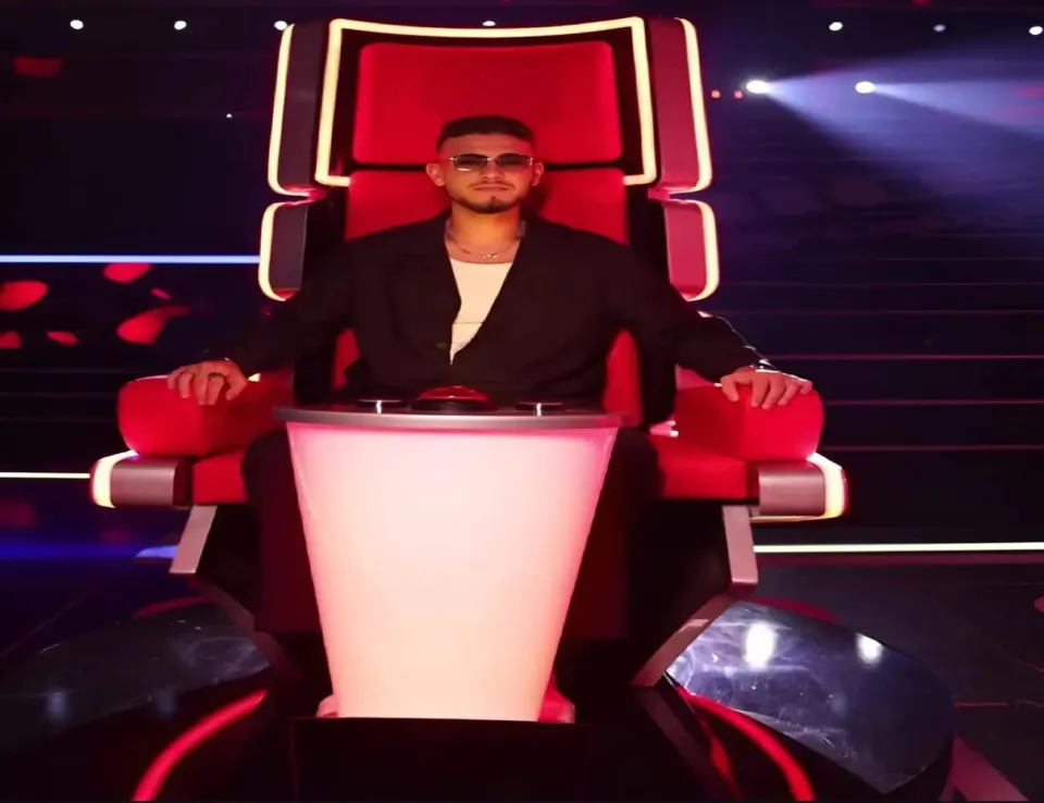 الشامي أصغر عضو لجنة تحكيم في تاريخ "ذا فويس كيدز" بعمر 23 عامًا يستعد الفنان السوري الشامي لخوض تجربة جديدة ومميزة في مسيرته الفنية، وذلك بانضمامه إلى لجنة تحكيم برنامج The Voice Kids ليصبح أصغر عضو في تاريخ البرنامج بعمر 23 عامًا فقط، في خطوة اعتبرها تتويجًا لثقة الجيل الجديد به ومكانته المتنامية على الساحة الفنية. وأكد الشامي في تصريحات سابقة أن هذا الاختيار يُعد مسؤولية كبيرة قبل أن يكون إنجازًا شخصيًا، مشيرًا إلى أنه سيعمل على مشاركة خبرته الفنية مع المتسابقين الصغار، ومساعدتهم على اكتشاف "أحلى صوت" في رحلة مليئة بالتجارب والتعلم المتبادل. ويُعد انضمام الشامي إلى لجنة تحكيم البرنامج نقلة نوعية في مشواره، حيث ينتقل من كونه فنانًا صاعدًا يحظى بجماهيرية واسعة إلى مدرّب أصوات يتحمل دورًا مهمًا في صناعة جيل جديد من المواهب العربية، الأمر الذي يعكس ثقة القائمين على البرنامج بقدراته الفنية وحضوره المميز. ويترقب الجمهور العربي الموسم الجديد من "ذا فويس كيدز" لمتابعة تجربة الشامي في هذا الدور الاستثنائي، وسط توقعات بأن يضيف نكهة خاصة إلى البرنامج، نظرًا لقربه من الجيل الشاب وفهمه لطموحاتهم الموسيقية. الشامي أصغر عضو لجنة تحكيم في تاريخ "ذا فويس كيدز" بعمر 23 عامًا يستعد الفنان السوري الشامي لخوض تجربة جديدة ومميزة في مسيرته الفنية، وذلك بانضمامه إلى لجنة تحكيم برنامج The Voice Kids ليصبح أصغر عضو في تاريخ البرنامج بعمر 23 عامًا فقط، في خطوة اعتبرها تتويجًا لثقة الجيل الجديد به ومكانته المتنامية على الساحة الفنية. وأكد الشامي في تصريحات سابقة أن هذا الاختيار يُعد مسؤولية كبيرة قبل أن يكون إنجازًا شخصيًا، مشيرًا إلى أنه سيعمل على مشاركة خبرته الفنية مع المتسابقين الصغار، ومساعدتهم على اكتشاف "أحلى صوت"