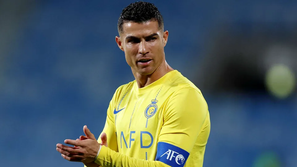 رونالدو يستعرض عضلاته بعد هاتريك النصر رونالدو يستعرض عضلاته بعد هاتريك النصر