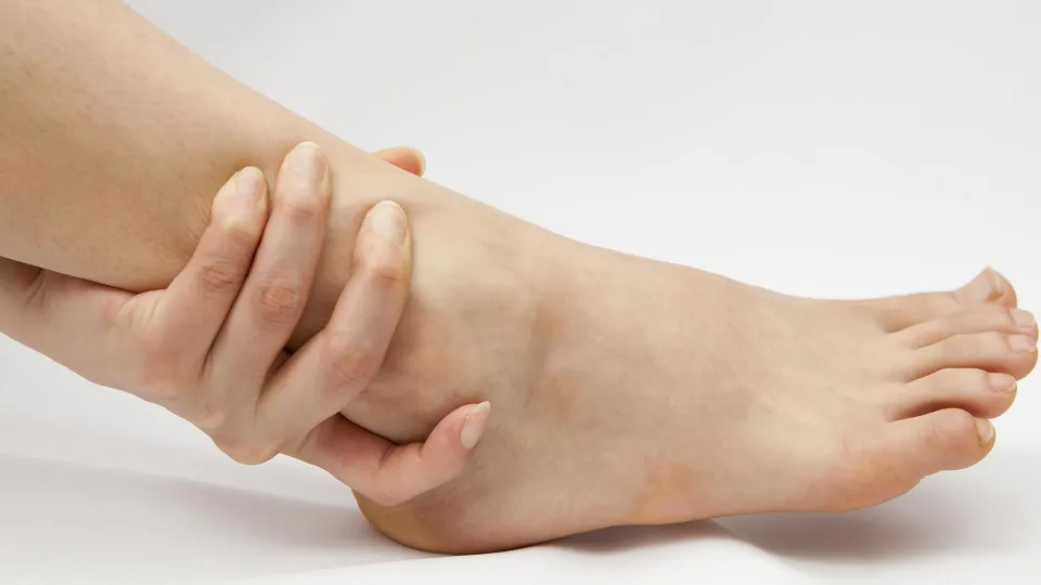 تورم القدمين في الصيف.. نصائح بسيطة للتخفيف من الأعراض