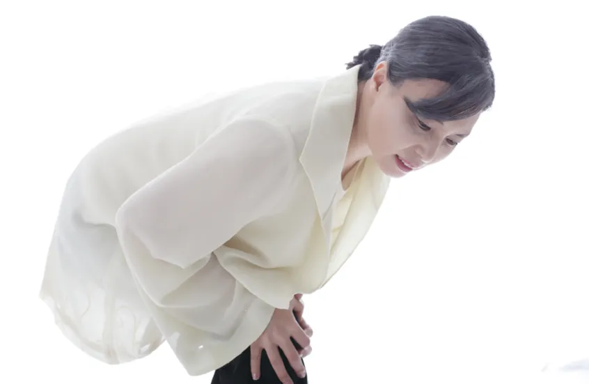 مئات الخيوط الذهبية في ركبتي امرأة كورية جنوبية بعد جلسات الوخز بالإبر