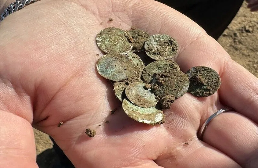 اكتشاف كنز من العملات الفضية يعود لـ900 عام في التشيك