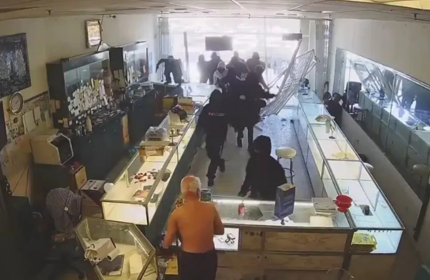 سطو مسلح على متجر مجوهرات في سان خوسيه وإصابة صاحبه المسن بجلطة دماغية