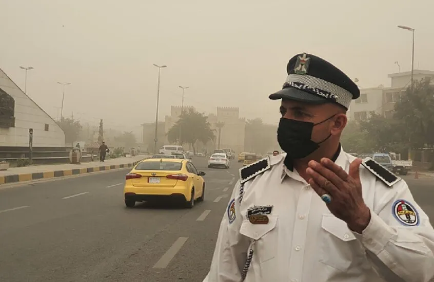 وزارة الداخلية العراقية تصدر أحكامًا بحق عناصر مرور تلقوا رشوة صندوق عصير وزارة الداخلية العراقية تصدر أحكامًا بحق عناصر مرور تلقوا رشوة صندوق عصير