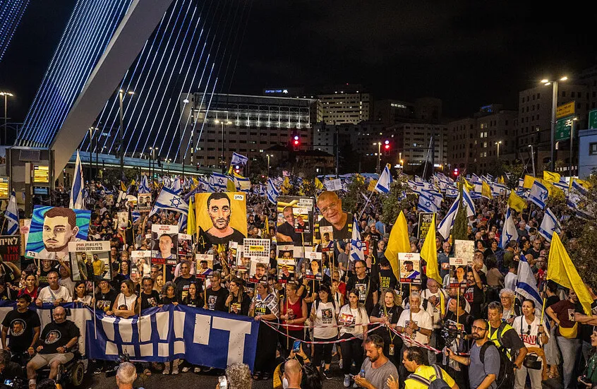 عائلات الأسرى الإسرائيليين تحتشد أمام منزل نتنياهو في القدس