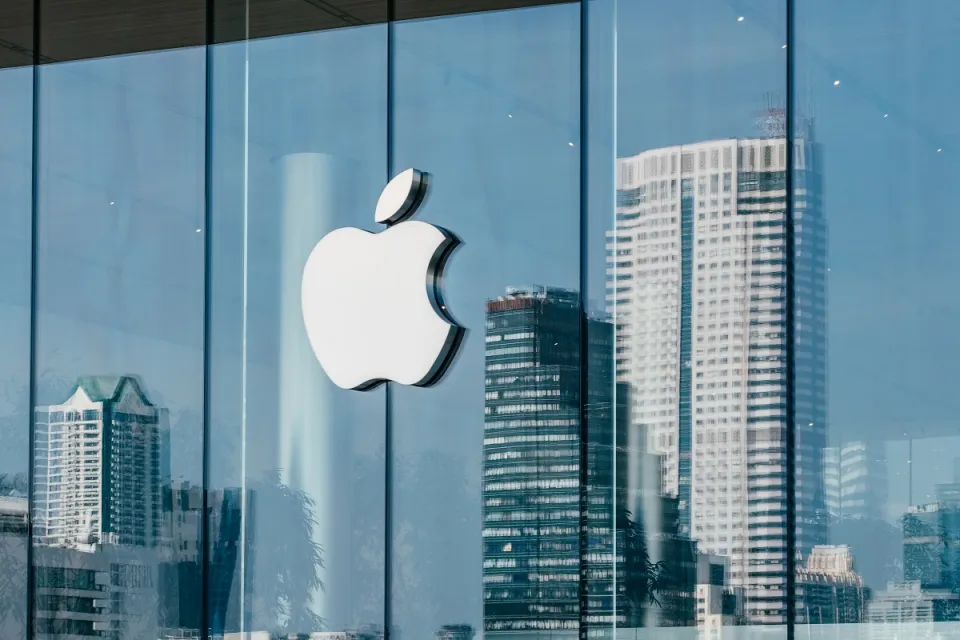 آبل تكشف عن بطارية iPhone Air بميزة شحن الملحقات عبر USB-C آبل تكشف عن بطارية