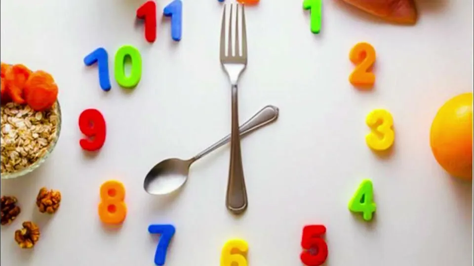 خبراء يحذرون من مخاطر صحية محتملة للصيام المتقطع