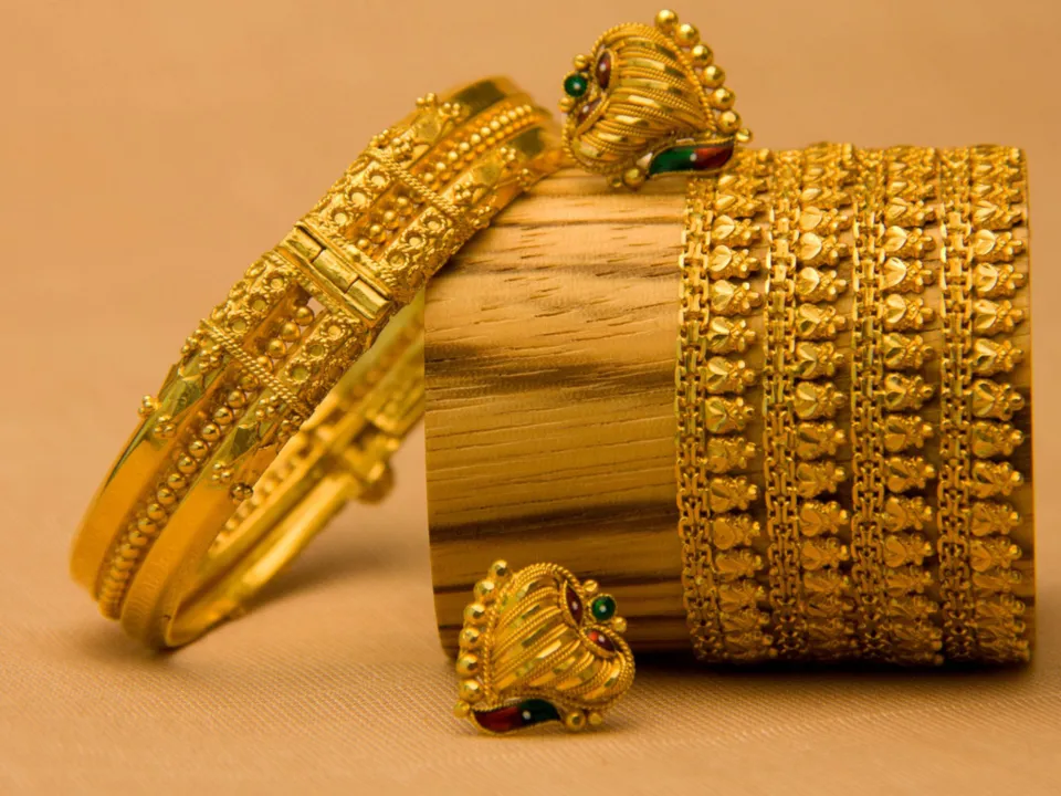 عيار 24 (أعلى نقاء): حوالي 425.95 ريال سعودي للغرام  pricegold.net GoldPriceData.com  عيار 21 (شائع في المجوهرات): حوالي 372.71 ريال سعودي للغرام  GoldPriceData.com pricegold.net  عيار 18 (نسبة ذهب أقل، أكثر استخدامًا في التصاميم العصرية): حوالي 319.50 ريال سعودي للغرام