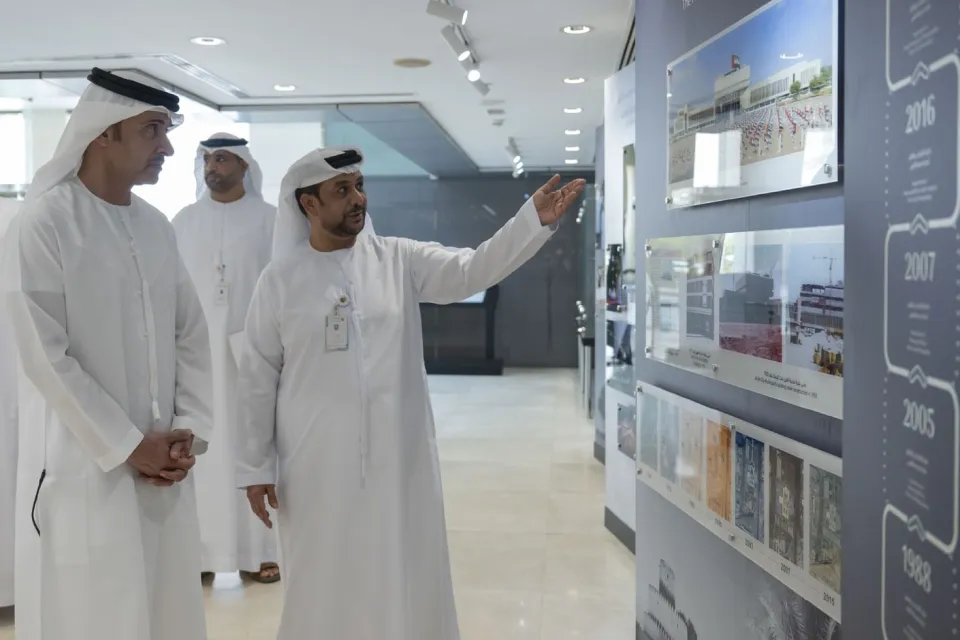هزاع بن زايد يزور بلدية مدينة العين ويطّلع على أبرز مشاريعها التطويرية