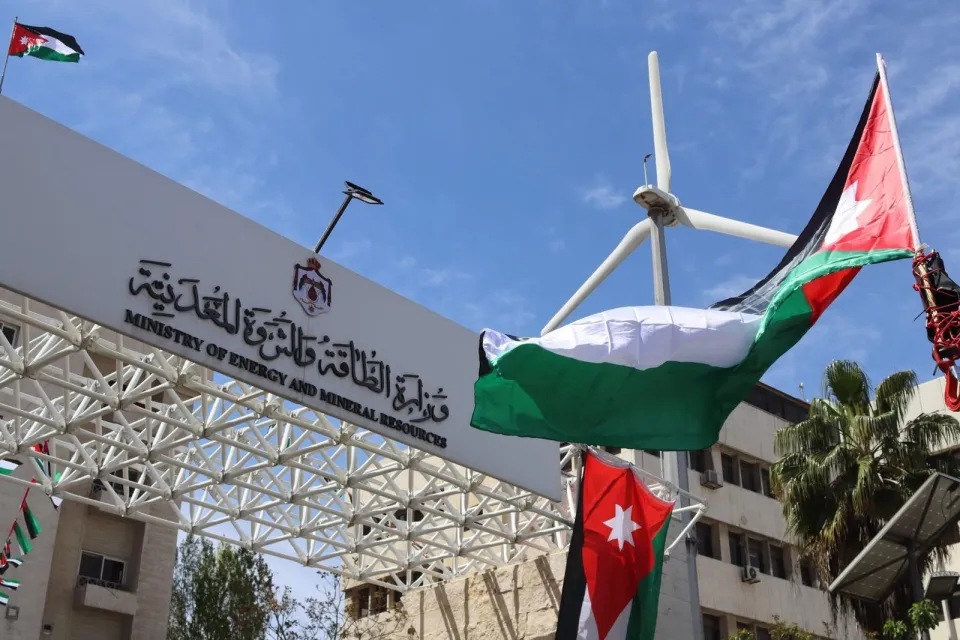 الأردن يتسلم أكثر من 117 ألف برميل نفط عراقي ومباحثات لتمديد الاتفاق