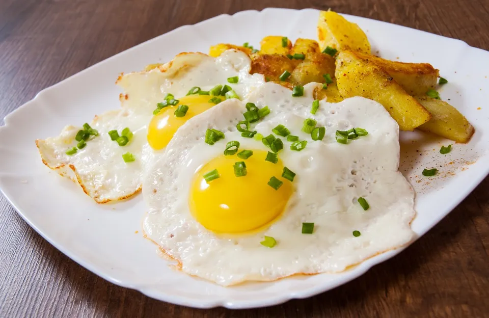 تناول الطعام مبكرًا يعزز الصحة ويساعد على التحكم بالوزن