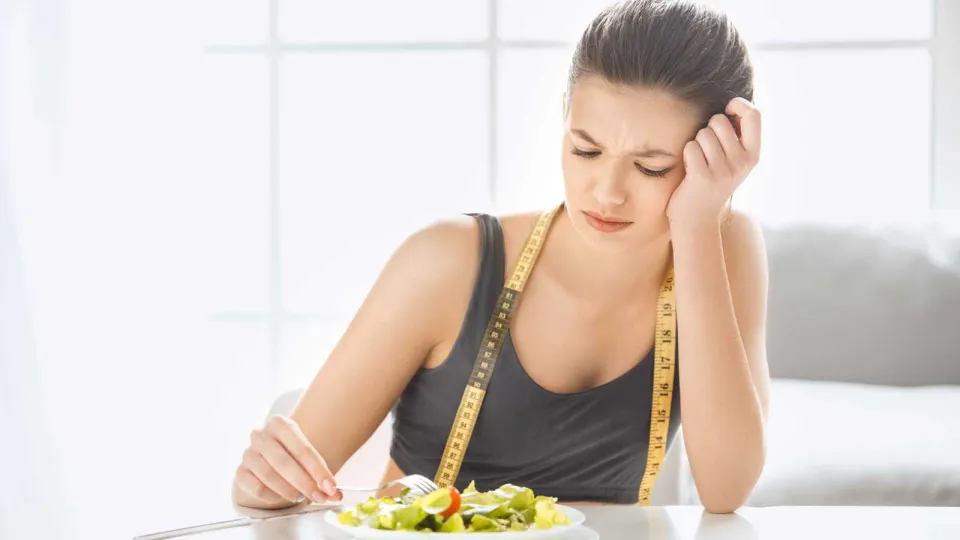 خسارة الوزن بذكاء: كيف تتغلّبين على الحميات القاسية وثبات الوزن