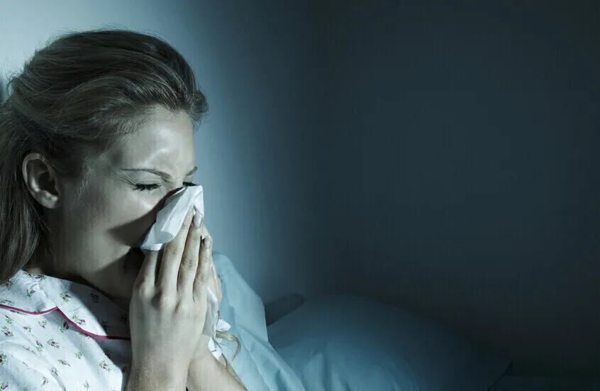 الخريف وأعراضه المخادعة: متى تكون الإنفلونزا مجرد حساسية؟