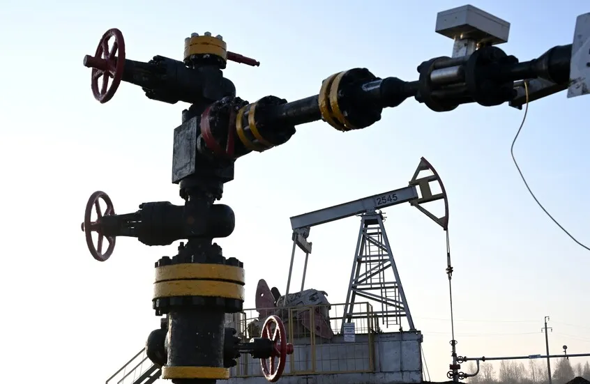 تراجع أسعار النفط بعد صعود قوي بسبب العقوبات على روسيا