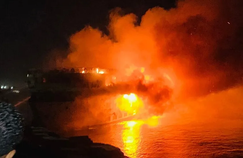 نجاة 220 سائحاً من حريق ضخم التهم باخرة نيلية في الأقصر نجاة 220 سائحاً من حريق ضخم التهم باخرة نيلية في الأقصر