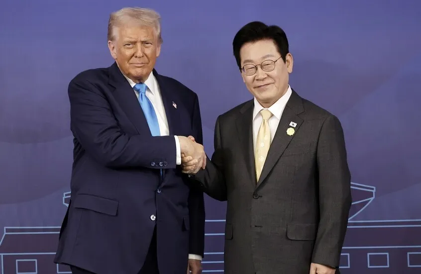 ترامب يفاجئ رئيس كوريا الجنوبية بهدية رمزية خلال القمة