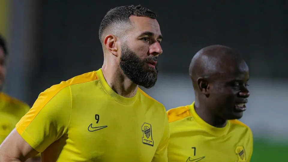 بنزيمة يحث لاعبي الاتحاد على القتال بعد خسارة الكلاسيكو أمام الهلال بنزيمة يحث لاعبي الاتحاد على القتال بعد خسارة الكلاسيكو أمام الهلال