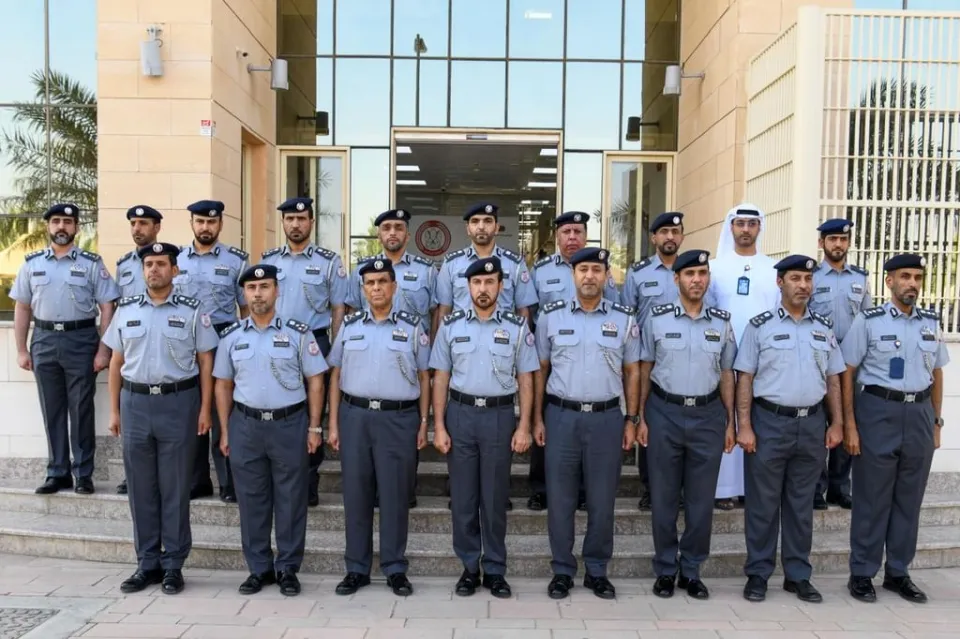 قائد شرطة أبوظبي يتفقد مركز فلج هزاع ويشيد بتطوير الخدمات الشرطية قائد شرطة أبوظبي يتفقد مركز فلج هزاع ويشيد بتطوير الخدمات الشرطية