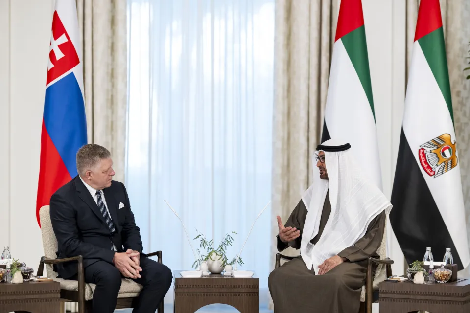 محمد بن زايد يبحث تعزيز التعاون مع سلوفاكيا في مجالات الاقتصاد والطاقة والابتكار محمد بن زايد يبحث تعزيز التعاون مع سلوفاكيا في مجالات الاقتصاد والطاقة والابتكار