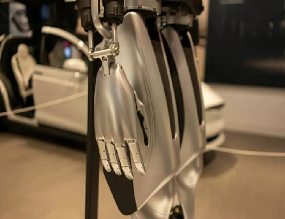 مصانع السيارات تتحول إلى مختبرات للروبوتات الشبيهة بالبشر