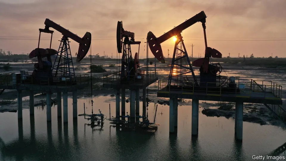 النفط يتراجع مع ارتفاع المخزونات الأميركية وتزايد المخاوف من فائض المعروض