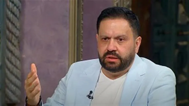 إدوارد فؤاد ضحية عملية احتيال إلكتروني باسم شادي خفاجة  كشف الفنان المصري إدوارد فؤاد عن تعرضه لعملية احتيال بعد أن حول مبلغًا ماليًا لشخص انتحل شخصية زميله الفنان شادي خفاجة. وأوضح إدوارد عبر منشور على فيسبوك أن المحتال تواصل معه مدعيًا حاجته للمال، وبعد أن أرسل الأموال عبر تطبيق "إنستا باي"، قام الشخص بحظره فورًا، مما كشف عملية النصب.  وأكد إدوارد أن شادي خفاجة لم يكن على علم بالأمر، محذرًا متابعيه من عمليات الاحتيال التي تنتحل أسماء الفنانين بهدف استغلال الناس ماليًا.  من جهته، أعلن شادي خفاجة أنه بدأ ات