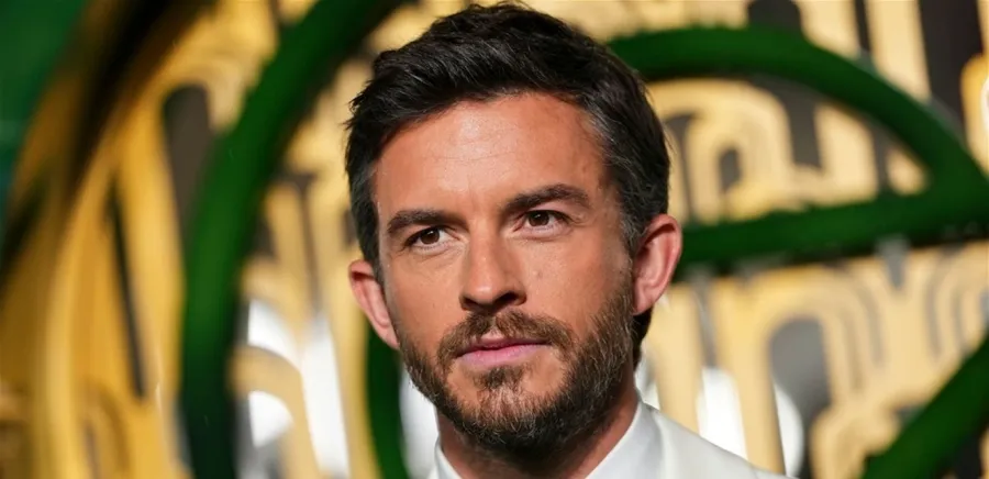 جوناثان بيلي يتوج بلقب "الرجل الأكثر جاذبية لعام 2025"