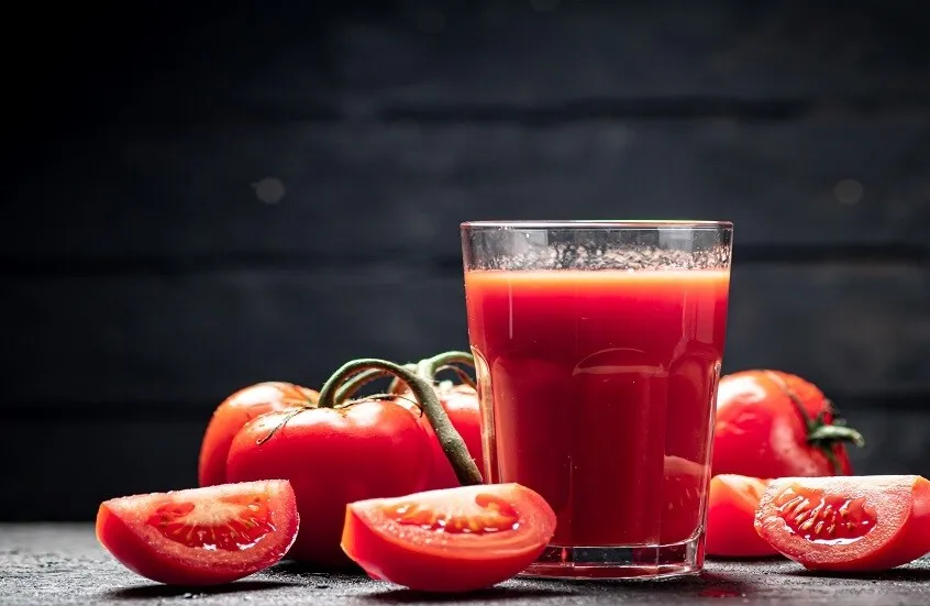 خبيرة تحذر: عصير الطماطم يحمي الرجال بعد الأربعين من أمراض القلب ويقلل الالتهابات
