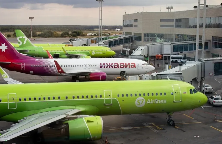 S7 للطيران تطلق زيًّا عمليًا يسمح للمضيفات بالأحذية الرياضية