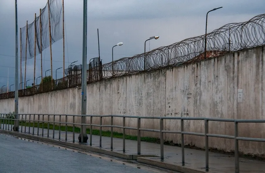 سجن امرأة 10 سنوات لمحاولتها تهريب مخدرات في قبلة داخل محكمة روسية