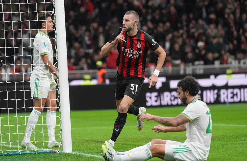 ميلان يوقف زحف روما إلى الصدارة بفوز صعب في الدوري الإيطالي