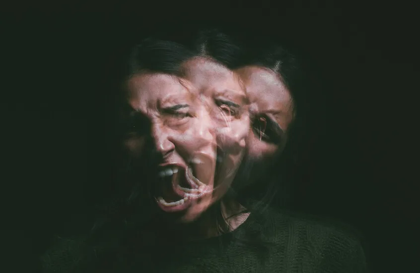 دراسات علمية تكشف ارتباط تفضيل اللون الأزرق بالاعتلال النفسي والاكتئاب