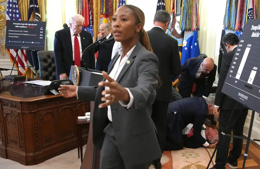 انهيار مفاجئ لأحد الحضور خلال مؤتمر صحفي في البيت الأبيض وترامب والطبيب أوز يسارعان لإنقاذه