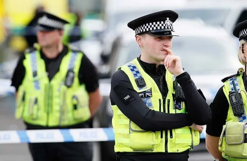 بسبب ملامحه المميزة.. شرطة لندن تعتقل الجزائري إبراهيم قدور شريف بعد هروبه بالخطأ