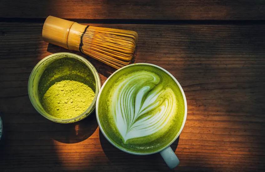 تقارير تحذر من آثار جانبية لمشروب الماتشا: تساقط الشعر يهدد النساء المعرضات لنقص الحديد