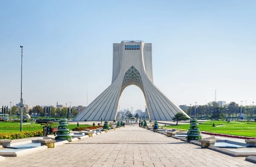 الرئيس الإيراني يوجه بالتحقيق الفوري في وفاة شاب أضرم النار في نفسه