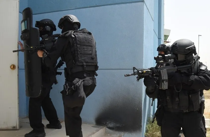 الداخلية الكويتية توقف شخصاً بحالة غير طبيعية أتلف 7 مركبات في السالمية