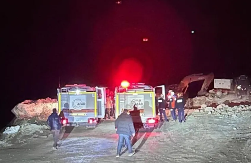 تركيا.. انهيار تربة يطمر مدير منجم حديد وعمليات إنقاذ واسعة في سيواس